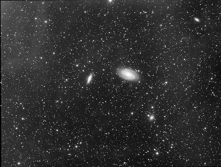 نمایی کسر فلت فیلد از تصویر اول که باعث آشکارسازی سحابی های بسیار کم نور اطراف کهکشان ها شده است، توسط تلسکوپ Vixen VSD100 و دوربین STF8300M، عکس: امیرحسین ابوالفتح