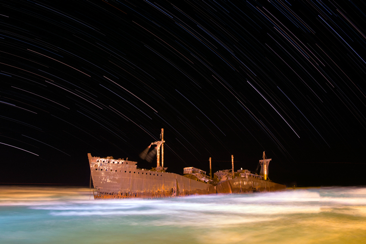کشتی یونانی، جزیره کیش. حاصل ۵۵۷ عکس ۵ ثانیه ای. عکس از امیرحسین ابوالفتح